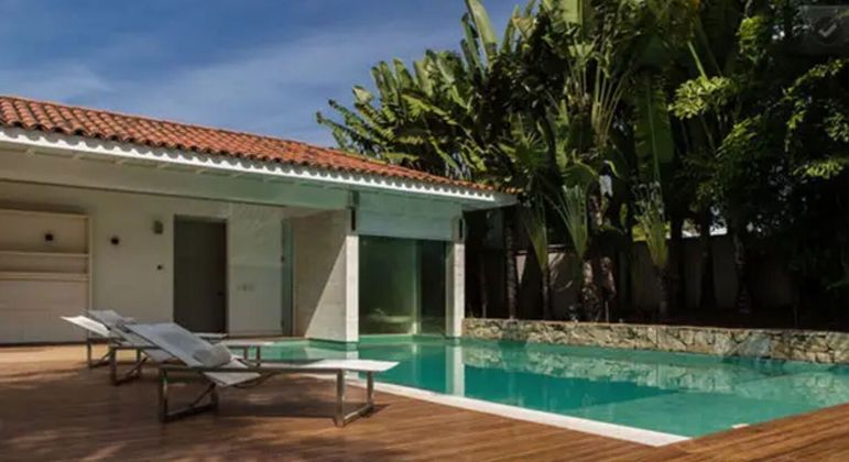 A mansão na Barra da Tijuca tem cinco quartos, seis banheiros, sala de cinema e uma grande área externa com piscina