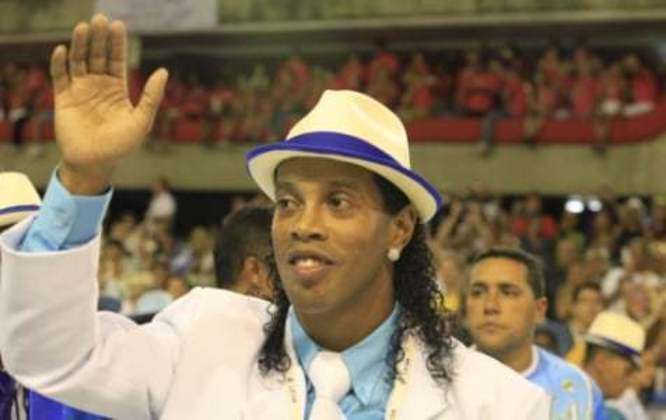 RONALDINHO GAÚCHO NA PORTELA - Figurinha carimbada nos carnavais cariocas, Ronaldinho Gaúcho estreou na Sapucaí em 2011, desfilando pela Portela. A presença do jogador causou tumulto entre os membros da escola da samba e imprensa, mas Ronaldinho foi até o fim do desfile.