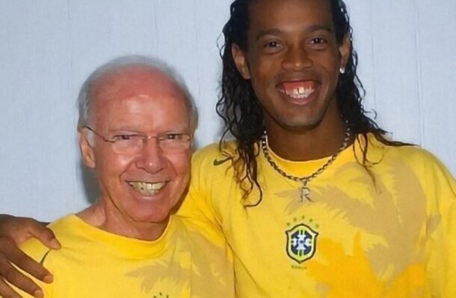Ronaldinho Gaúcho - O pentacampeão e duas vezes eleito melhor do mundo postou foto ao lado do Velho Lobo em seu registro: “Obrigado por tudo, mestre. Descanse em paz!” - Foto: Reprodução/Instagram