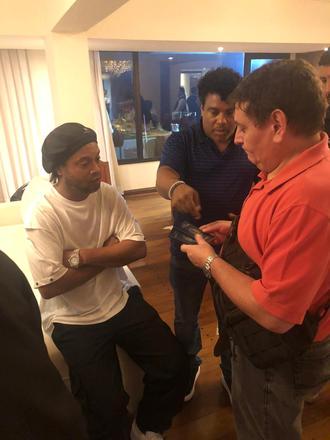Conhecido nas redes sociais como o &lsquo;Rei do Rol&ecirc; Aleat&oacute;rio&rsquo;, Ronaldinho Ga&uacute;cho apareceu em maus len&ccedil;&oacute;is na noite da &uacute;ltima quarta-feira (4). Diferentemente do clima de descontra&ccedil;&atilde;o, quando honra o apelido e aparece em ambientes &lsquo;aleat&oacute;rios&rsquo;, o ex-jogador de futebol foi preso na regi&atilde;o de Assun&ccedil;&atilde;o, no Paraguai, com suposto passaporte falso