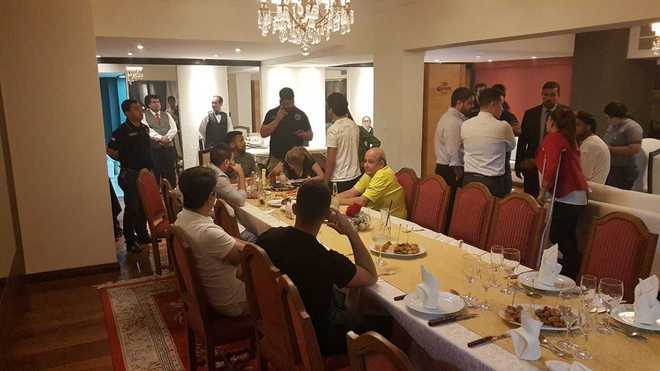 Ronaldinho Ga&uacute;cho e Assis ficar&atilde;o sob cust&oacute;dia da pol&iacute;cia paraguaia at&eacute; pelo menos sexta-feira. Eles devem ser ouvidos pelo Minist&eacute;rio P&uacute;blico e pela pol&iacute;cia novamente. Em v&iacute;deo, &eacute; poss&iacute;vel ver os dois deixando um carro de pol&iacute;cia. Leia mais