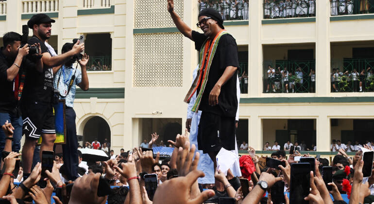 Ronaldinho deve passar três dias em Calcutá, para participar da festa de Durga Puja — uma deusa hindu