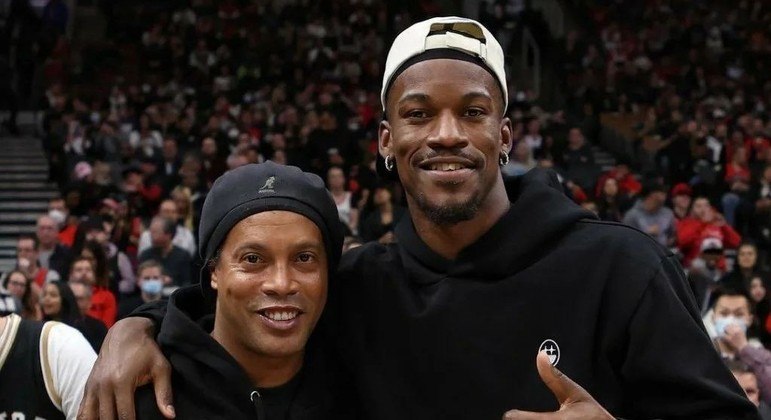 Presença ilustre, Ronaldinho foi ovacionado pelo público em jogo da NBA
