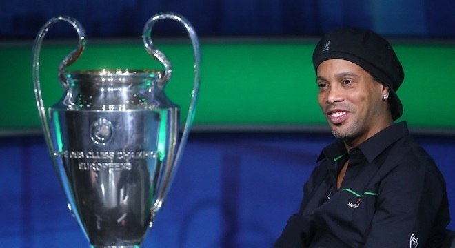 Durante campanha, Ronaldinho reencontra a taça da Liga dos Campeões