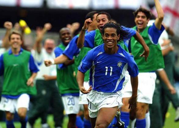 Ronaldinho: o meia titular da Seleção Brasileira hoje tem 42 anos, é embaixador do Barcelona e empresário, abrindo uma produtora musical e criando aplicativo.