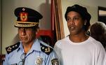 Ronaldinho Gaúcho ao lado de oficial da polícia do Paraguai