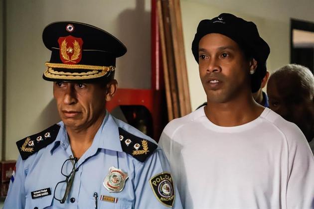 Ronaldinho Gaúcho ao lado de oficial da polícia do Paraguai