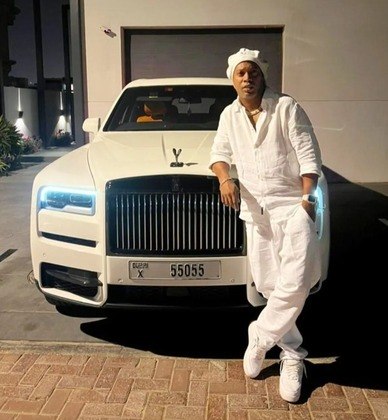 Rolls-Royce CullinanModelo favorito de outros craques da bola, como Haaland e Cristiano Ronaldo, o Rolls-Royce de R$ 1,8 milhão não poderia faltar na coleção de Ronaldinho. Capaz de chegar aos 100 km/h em apenas cinco segundos, o 
