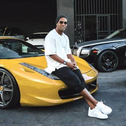 Lamborghini AventadorPersonalizado na cor favorita de Ronaldinho, o Aventador do ex-jogador é um 