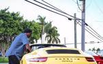 Porsche 911 Carrera SCapaz de atingir os 100 km/h em apenas quatro segundos, o carrão de Ronaldinho é um queridinho de um dos maiores ídolos da história do futebol: Diego Maradona. O Bruxo desfila toda a comodidade e tecnologia proporcionadas pelo carro de R$ 673 mil, conversível e pintado em um amarelo semelhante ao da bandeira do Brasil