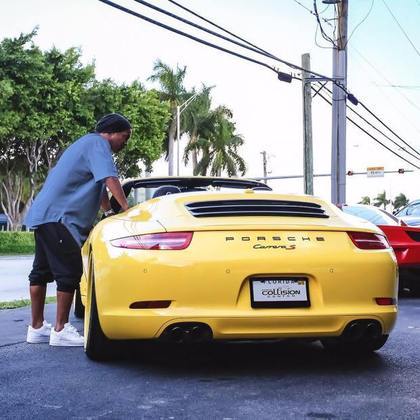 Porsche 911 Carrera SCapaz de atingir os 100 km/h em apenas quatro segundos, o carrão de Ronaldinho é um queridinho de um dos maiores ídolos da história do futebol: Diego Maradona. O Bruxo desfila toda a comodidade e tecnologia proporcionadas pelo carro de R$ 673 mil, conversível e pintado em um amarelo semelhante ao da bandeira do Brasil