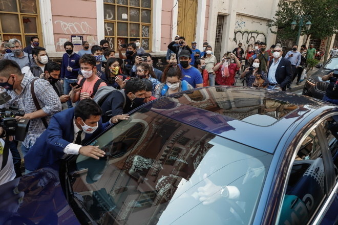 Dezenas de pessoas se aglomeraram em volta do carro em que estava Ronaldinho e Assis