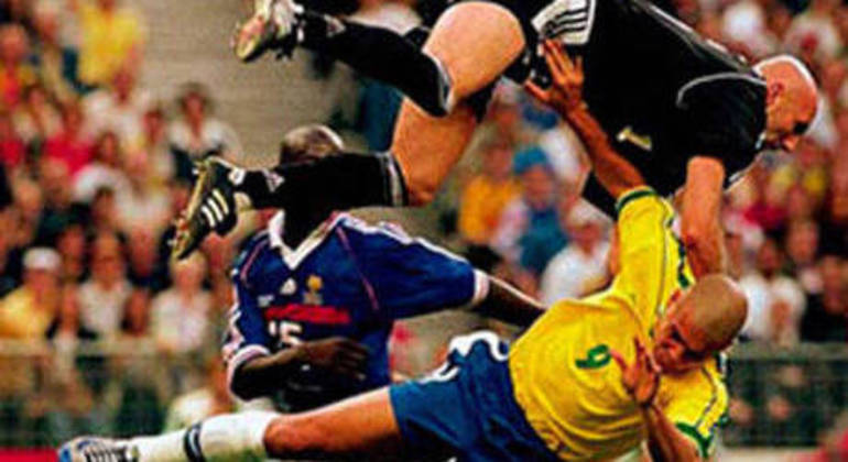 O momento da trombada com Barthez