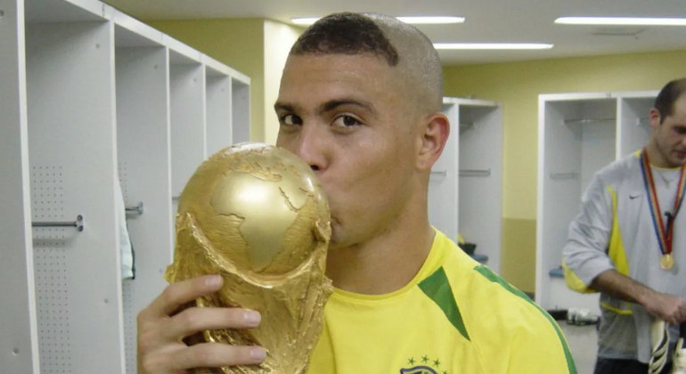 1. RonaldoO mais clássico é o cabelo de Fenômeno na Copa do Mundo de 2002, quando o Brasil se consagrou pentacampeão mundial