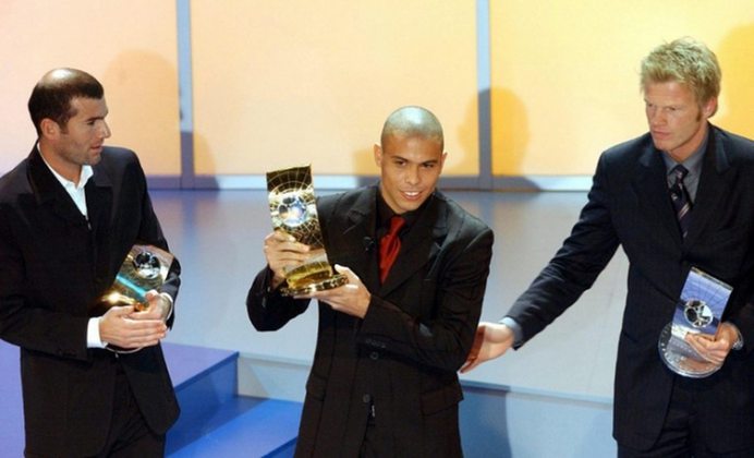 Ronaldo (2002) – Clube que defendia: Real Madrid – Segundo e terceiro colocados: Oliver Kahn e Zinédine Zidane