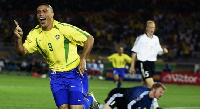 Ronaldo vibra com gol na vitória sobre a Alemanha na final da Copa de 2002