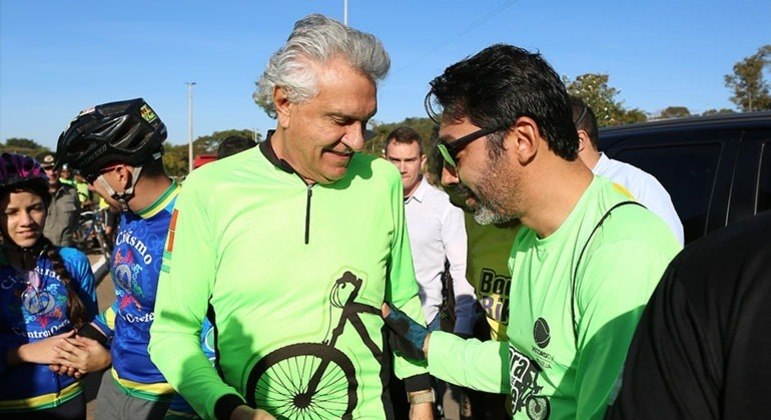 O governador de Goiás, Ronaldo Caiado, e o diretor-geral da Record TV em Brasília, Luciano Ribeiro, no 'ora de Bike'