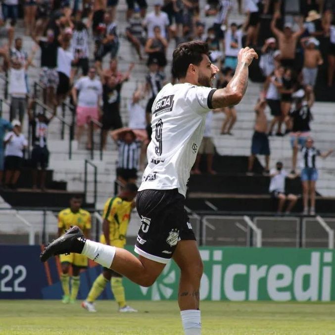 Ronaldo, artilheiro do Paulistão, festeja gol contra o Mirassol
