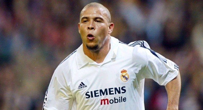 Ronaldo - Da Inter de Milão para o Real Madrid (2002) - Valor: €45 milhões - Apelidado de Fenômeno por conta da passagem em alto nível na Itália, Ronaldo se juntou aos Galácticos do Real Madrid após ser campeão do mundo com o Brasil em 2002