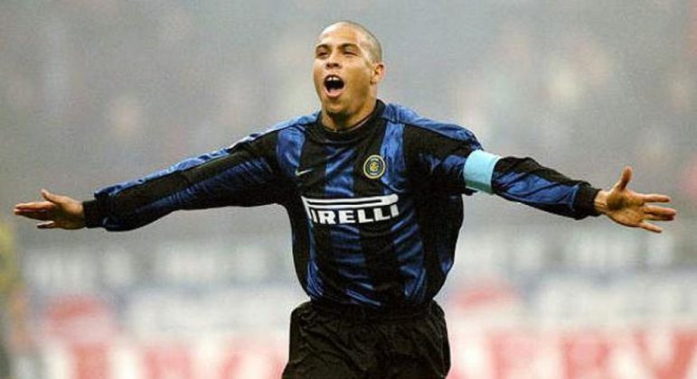 Ronaldo - Do Barcelona para a Inter de Milão (1997) - Valor: €26,5 milhões - Após se destacar na Espanha, foi para a Internazionale para ser a grande peça de ataque do time e escreveu o seu nome na história do futebol