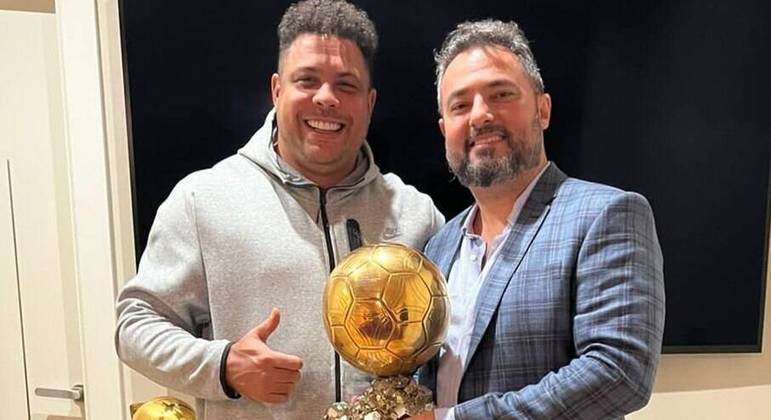 Amigos, amigos, negócio à parte. Mattos (à dir.) conseguiu tirar legalmente Vitor Roque do Cruzeiro, de Ronaldo