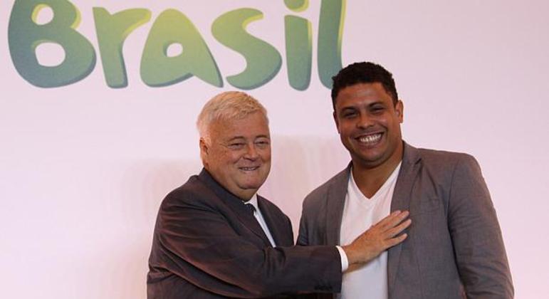 Ronaldo e o banido Ricardo Teixeira. Ex-jogador queria apoio do dirigente para presidir a CBF