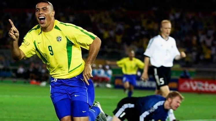 Ronaldo Fenômeno (atacante) - aposentou aos 34 anos.