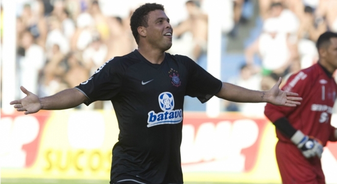 Ronaldo Fenômeno chegou a se recuperar de uma lesão no Flamengo, mas optou por assinar com o Corinthians, onde se tornou ídolo. A escolha não pegou bem com os torcedores rubro-negros