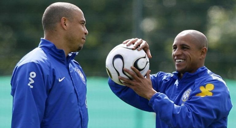 Ronaldo e Roberto Carlos, companheiros de quarto