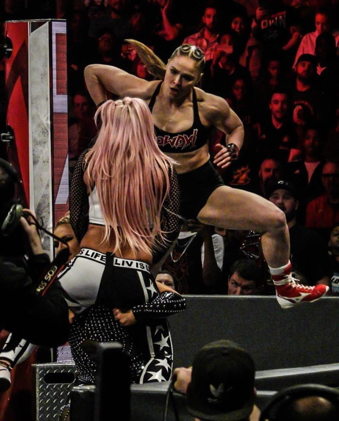 Ronda Rousey estreia na luta livre - Novo Momento
