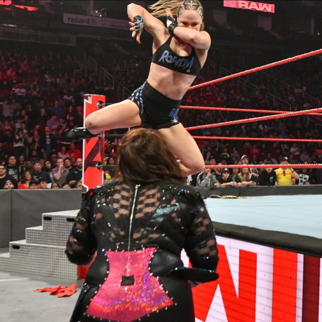 Ronda Rousey estreia na luta livre - Novo Momento
