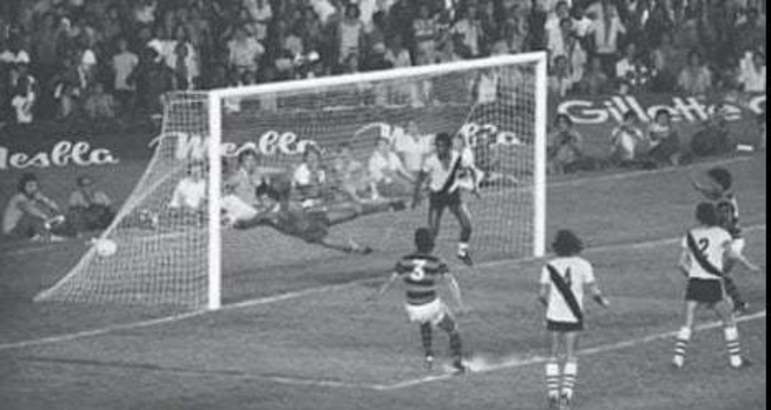 Rondinelli - Campeonato Carioca 1978 - Rondinelli marcou o gol da vitória por 1 a 0 contra o Vasco da Gama, que rendeu o título do Campeonato Carioca de 1978 para o clube da Gávea.