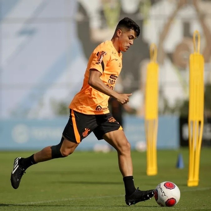 Volante Roni em treino pelo Corinthians no CT