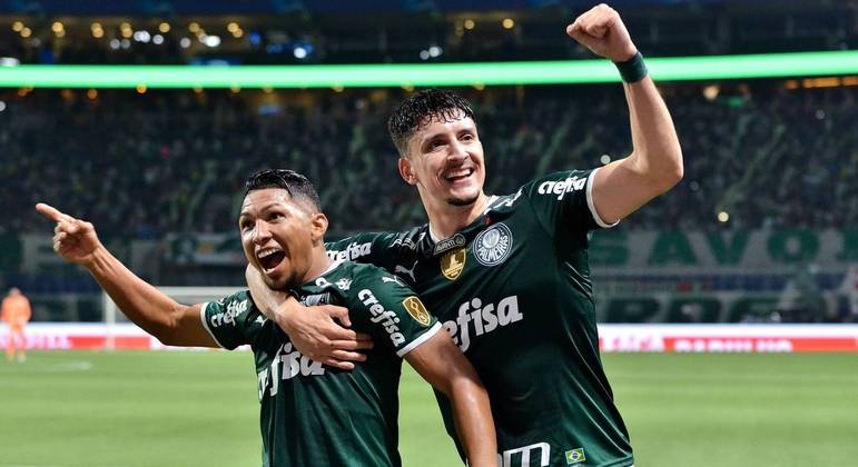 Rony e Piquerez vibram juntos após gol de bicicleta do camisa 10