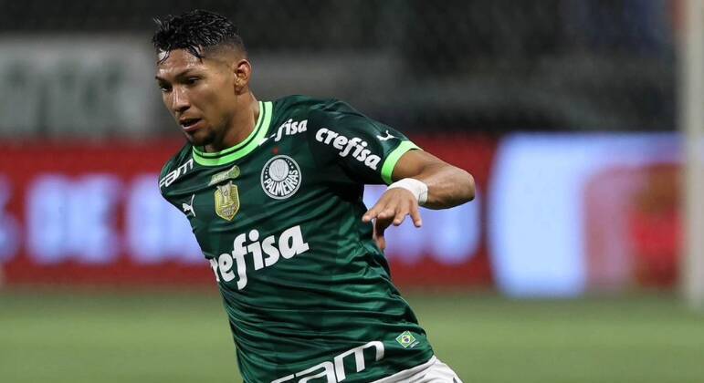 Nesta semana, os fãs do palmeirense Rony se surpreenderam nas redes sociais: mesmo com um salário de R$ 1,2 milhão, ele tem um Celta de duas portas vermelho e rebaixado e circula por São Paulo com ele. Ele não é o único que gosta de carros populares. Confira outros que, mesmo com a conta bancária recheada, têm automóveis 