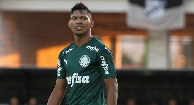 Após entorse no tornozelo, Rony vira dúvida no Palmeiras para semifinal do Paulista