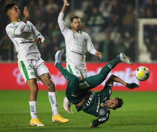 O Rony já tentou dar uma bicicleta hoje? Se você fez essa pergunta durante o primeiro tempo de Juventude e Palmeiras, válido pela sétima rodada do Brasileirão, no último sábado (21), a resposta era sim! O atacante do Palmeiras busca obsessivamente um golaço acrobático, e essa cena já se tornou rotina na vida do torcedor alviverde. Uma hora você acerta, Rony!