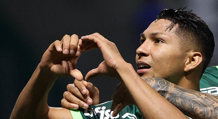 Rony comemora gol sobre o Coritiba
