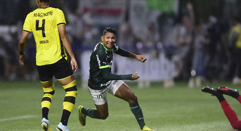Rony comemorando gol pelo Palmeiras diante do São Bernardo