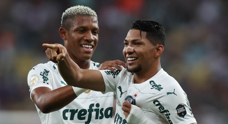 Rony comemora com Danilo o gol de bicicleta anotado no empate entre Palmeiras e Fluzão