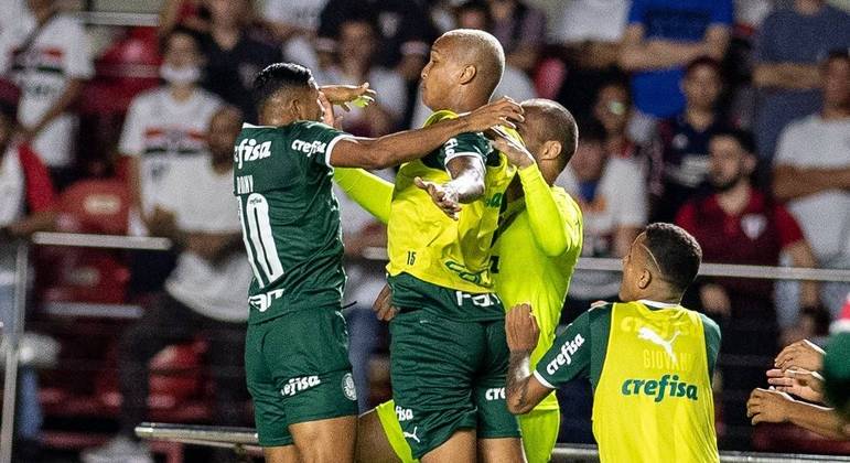 Rony e Deyverson comemoram gol que garantiu a vitória do Palmeiras
