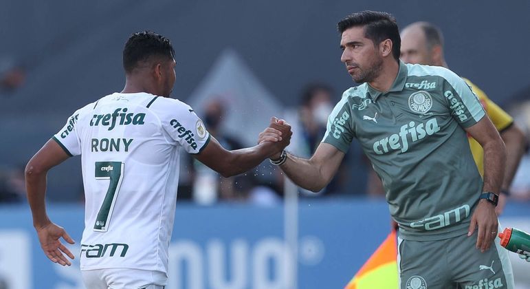 Rony e Abel se cumprimentam durante a vitória do Verdão sobre o Santos no Brasileirão 2021