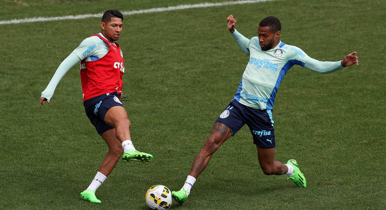 Rony e Wesley disputam a bola no treino do Palmeiras visando o dérbi contra o Corinthians