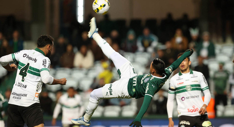 Roy prepara a bicicleta na vitória do Palmeiras contra o Coritiba pelo Brasileirão