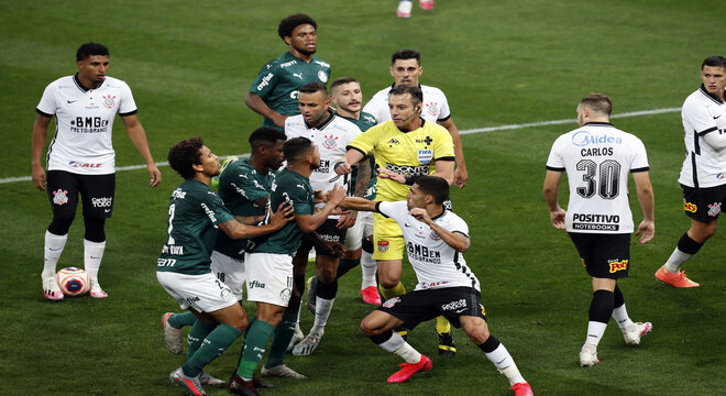 De 'ressaca', Palmeiras e Corinthians empatam em 1 a 1 pelo