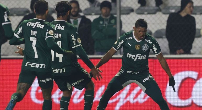 Rony (à direita) comemora o gol anotado contra o Juventude pelo Brasileirão no Alfredo Jaconi