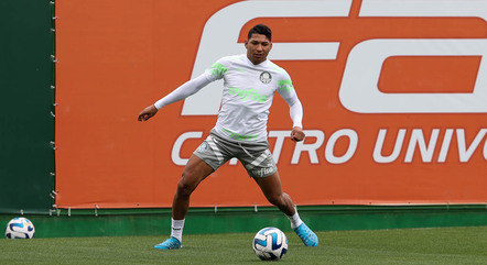 Rony em treino pelo Palmeiras