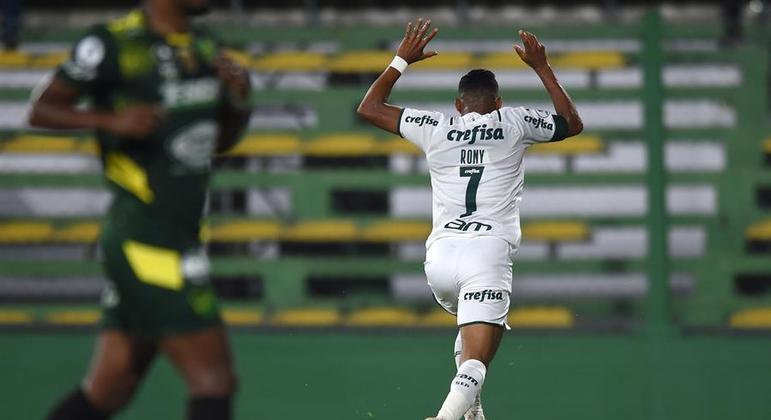 Rony, com muito oportunismo, fez o primeiro gol do Palmeiras no jogo