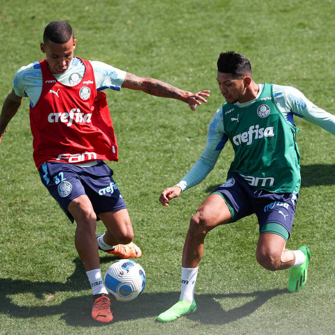 Garcia e Rony disputam a bola em treinamento do Palmeiras visando o Atlético-MG