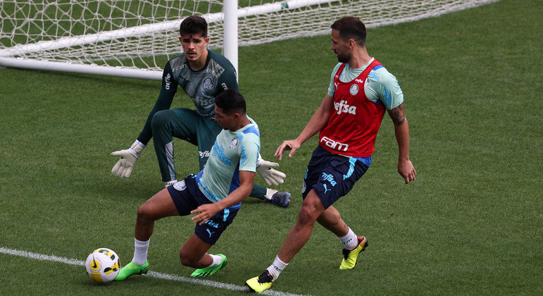 Rony domina a bola durante atividade do Palmeiras visando o Goiás pelo Brasileirão no Allianz